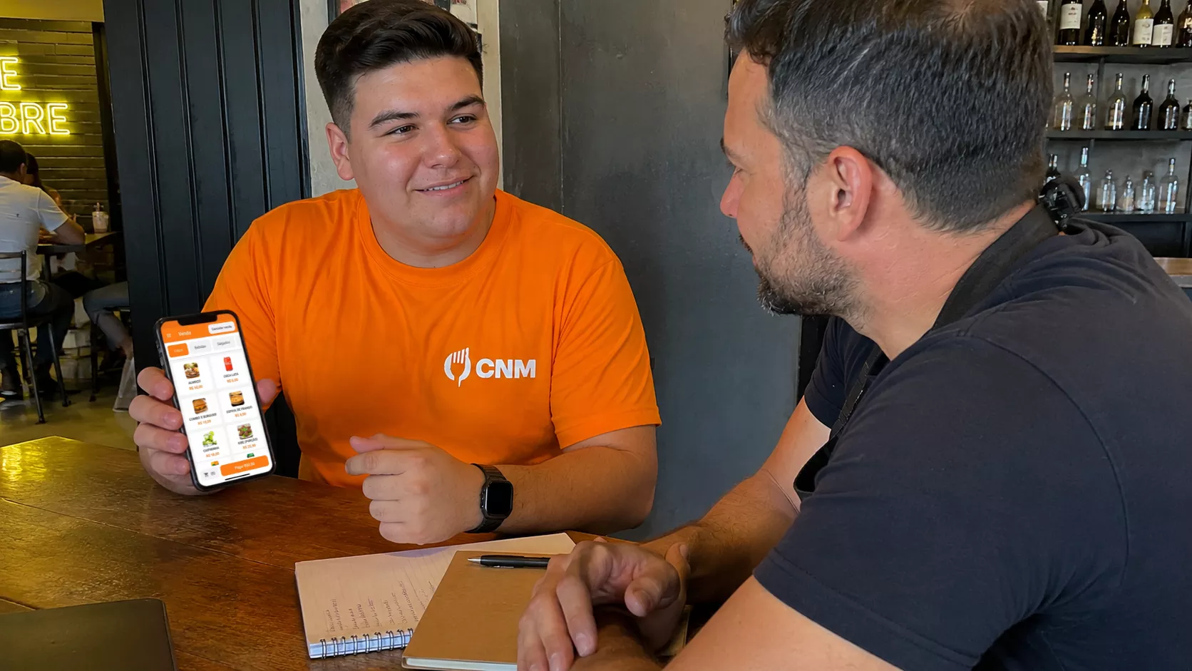 Equipe ControleNaMão durante consultoria com cliente