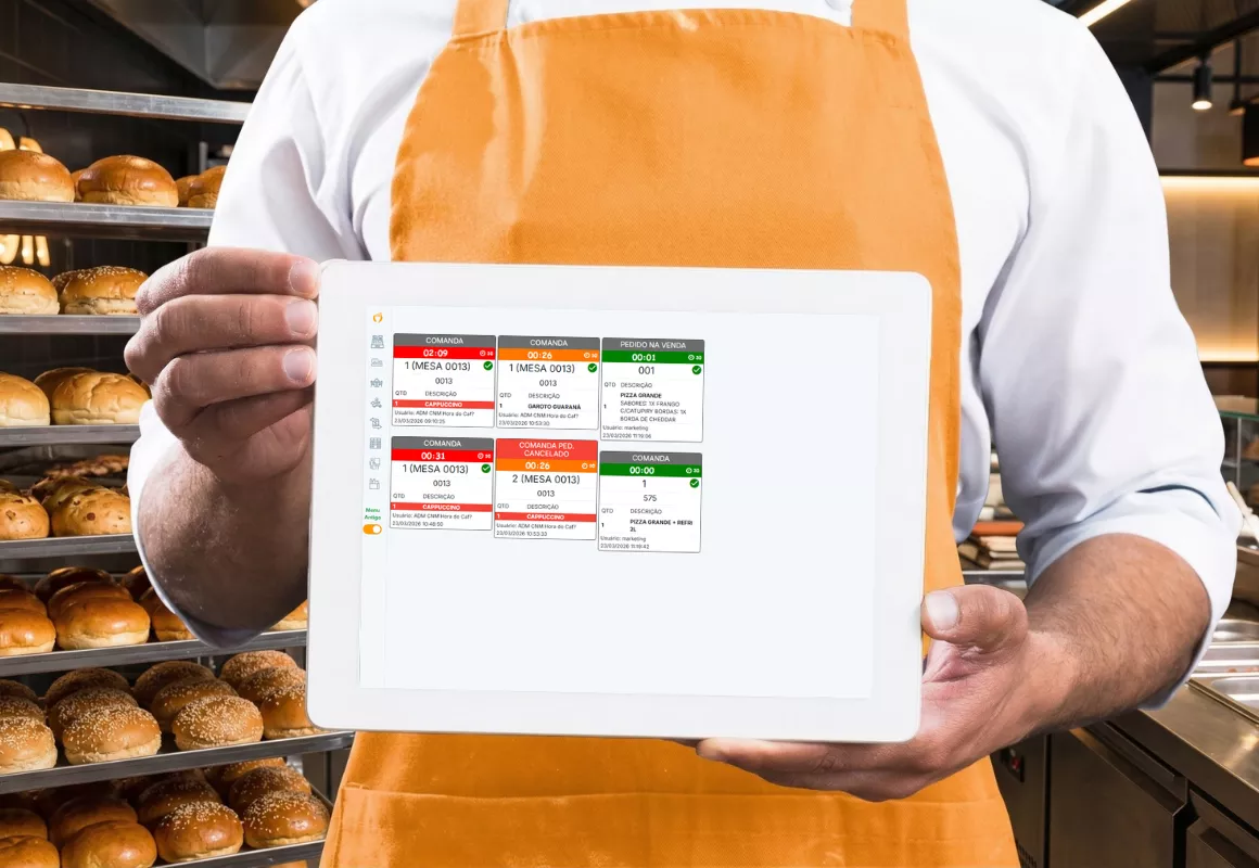 Monitor KDS para hamburgueria exibindo fila de pedidos com ponto da carne e adicionais na tela da chapa