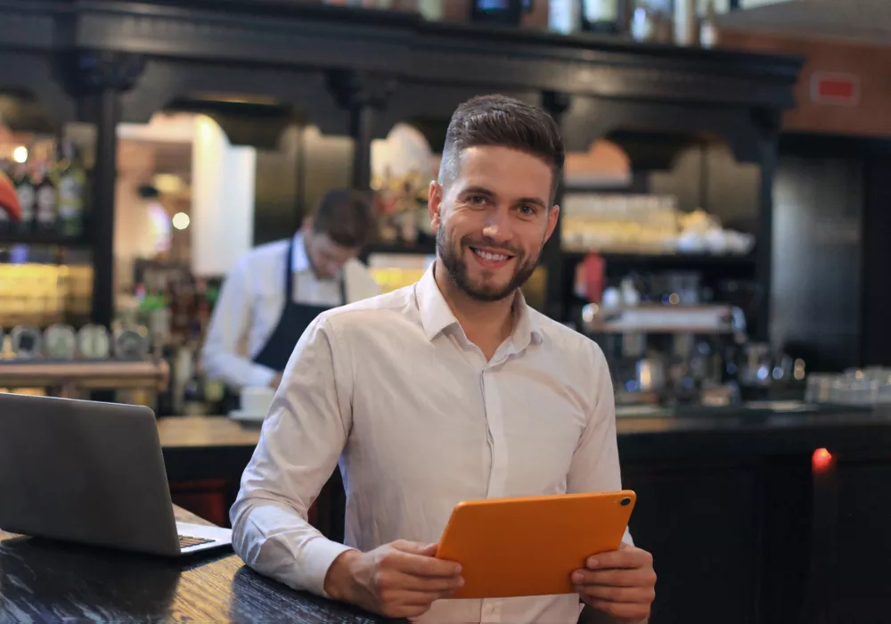 Dono de restaurante self-service conferindo o fechamento do caixa no ControleNaMão