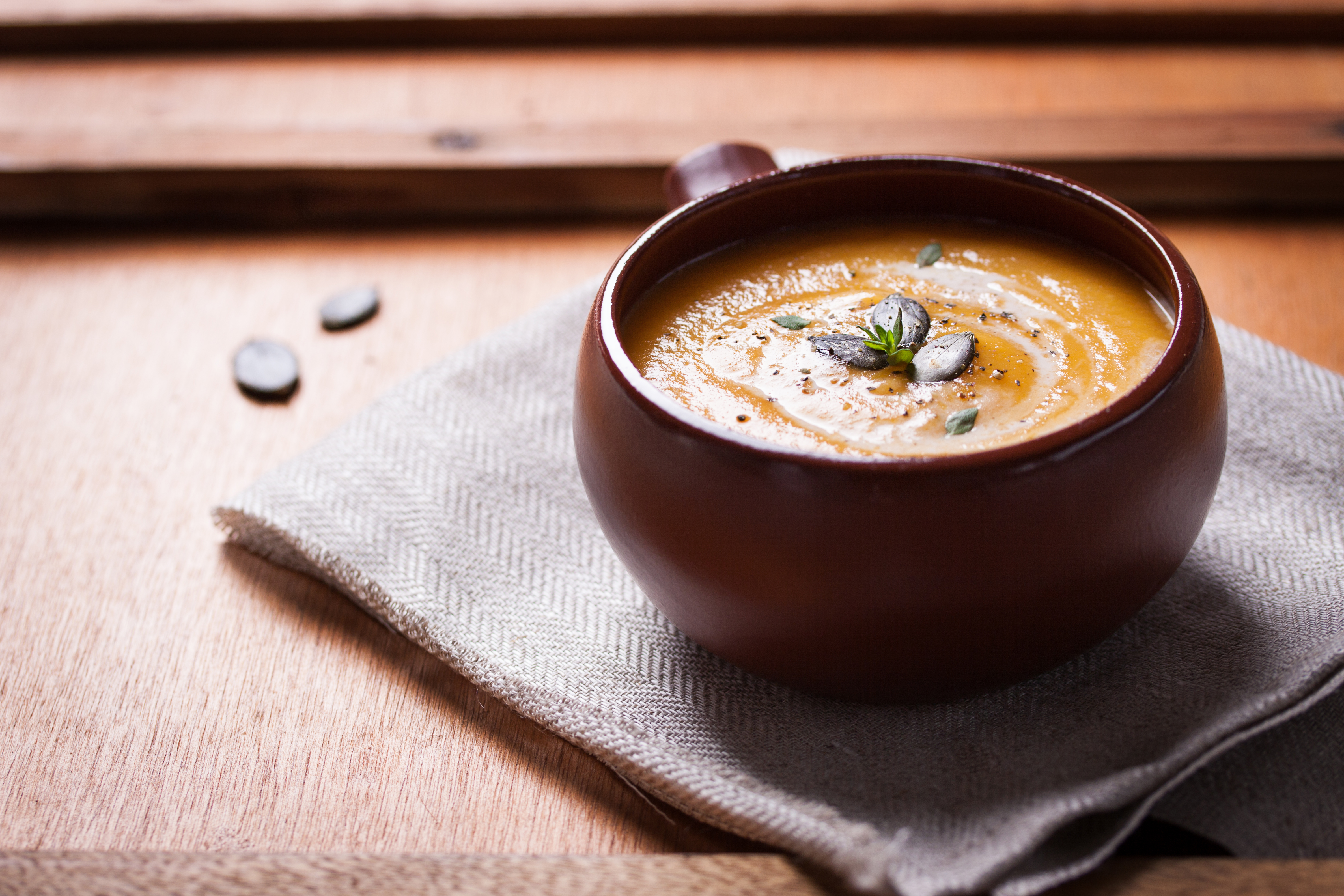 cumbuca de sopa em cima da mesa - controlenamao