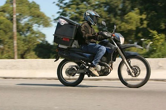 entregador de delivery em moto na rua - controlenamao