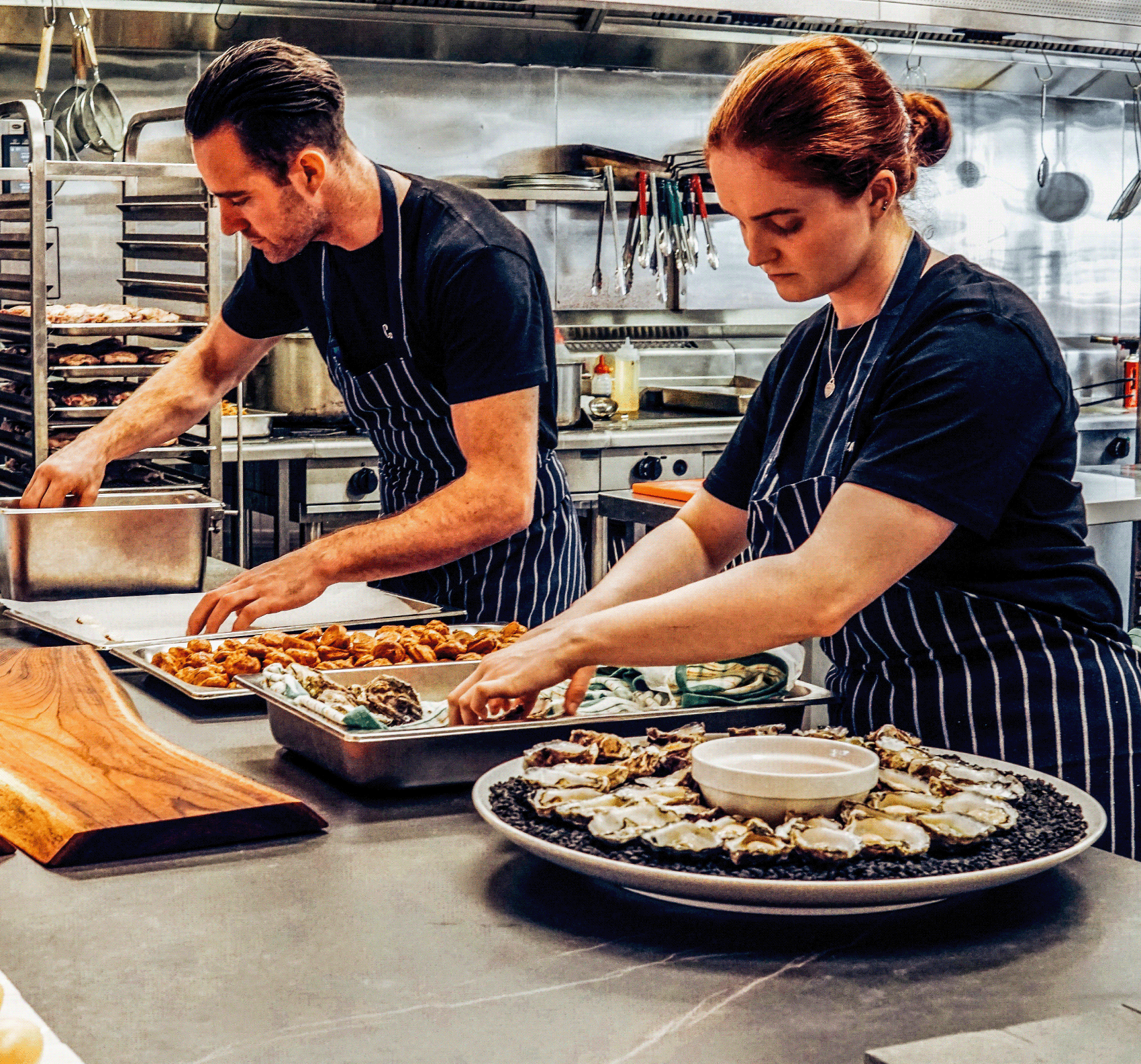 mulher e homem montando prato com o titulo 5 tendencias para restaurantes em 2021