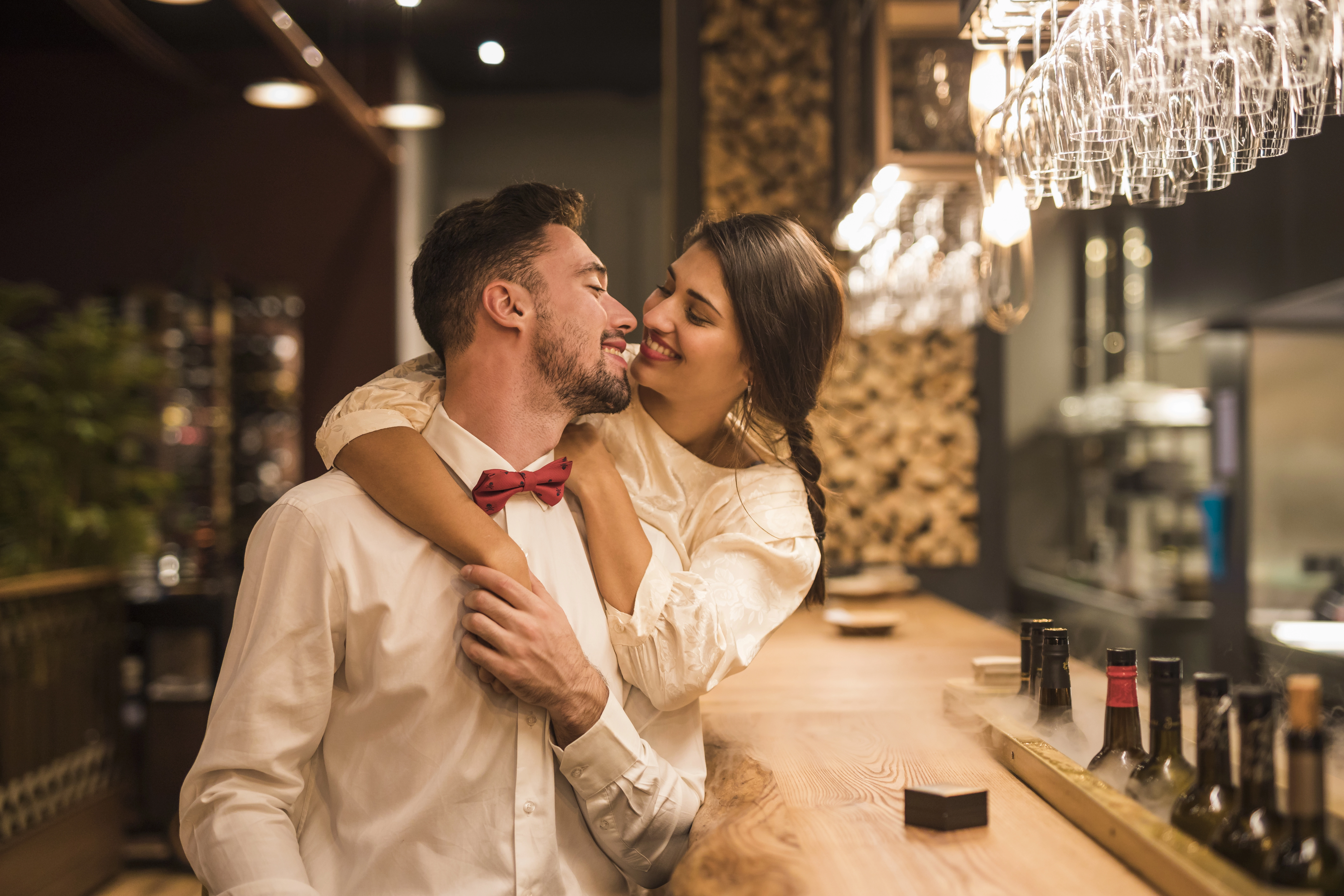 casal abraçados em um restaurante