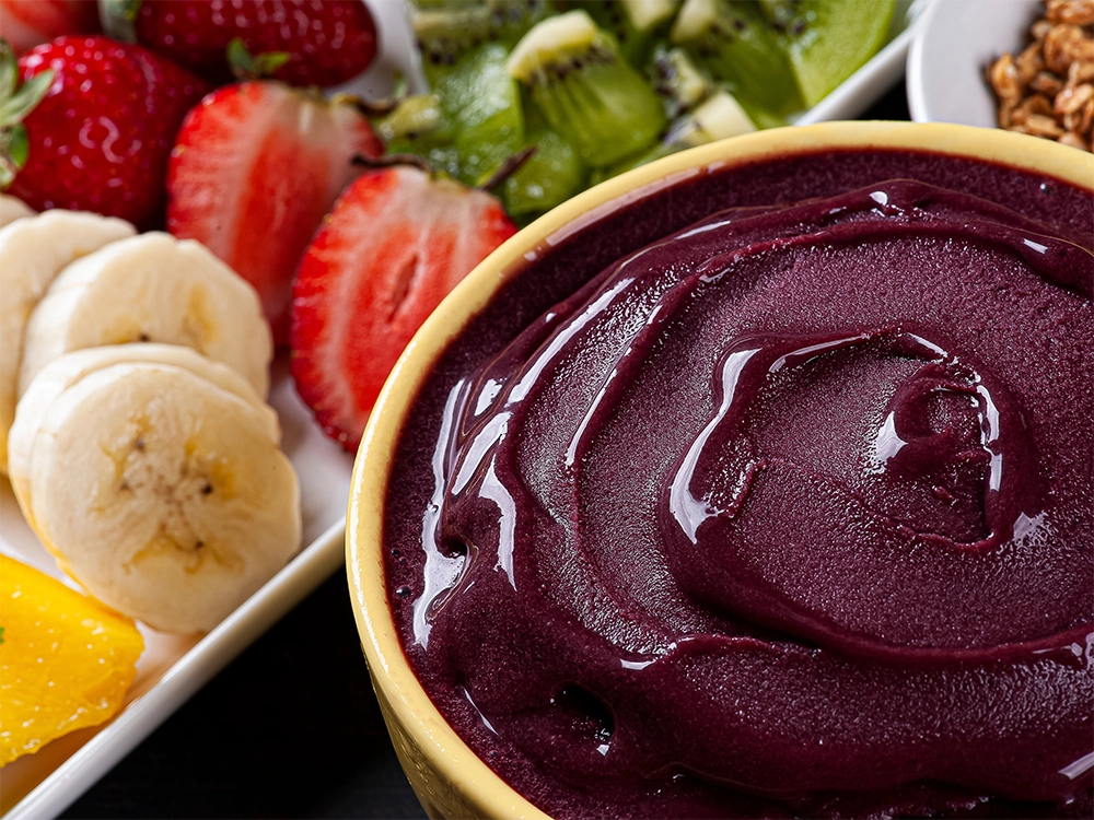 açai na tigela com frutas de acompanhamento