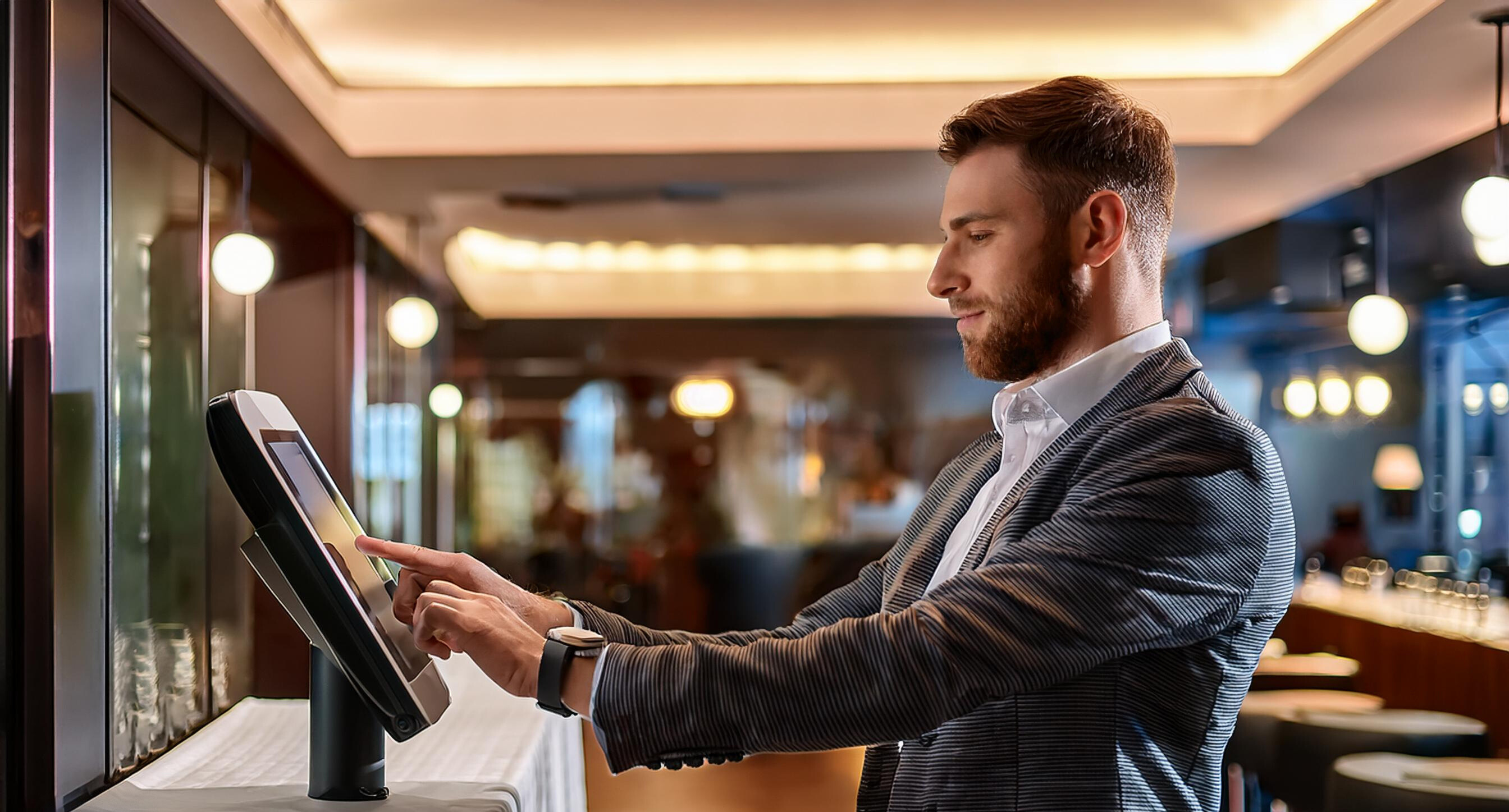 cliente utilizando tablet de autoatendimento em restaurante - Sistema para restaurantes Controle Na Mão