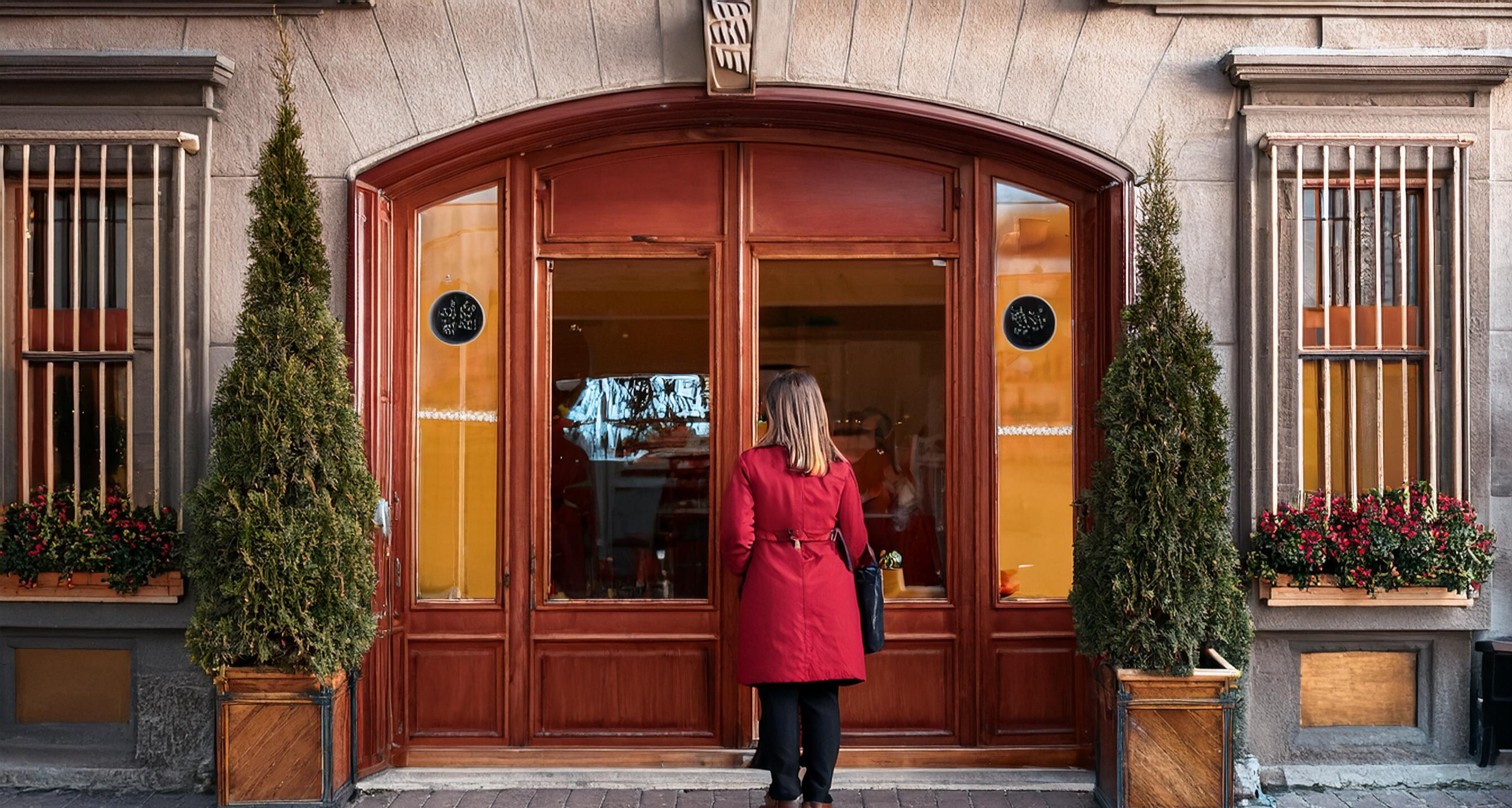 Mulher na porta do restaurante - Sistema para restaurantes Controle Na Mão