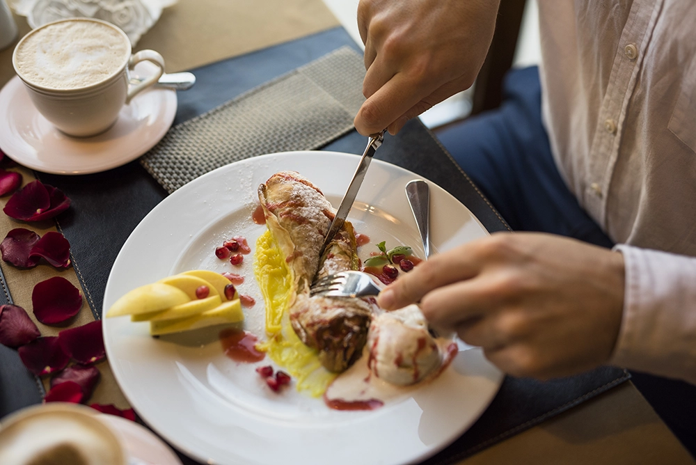 pessoa em uma mesa de restaurante apreciando uma refeição