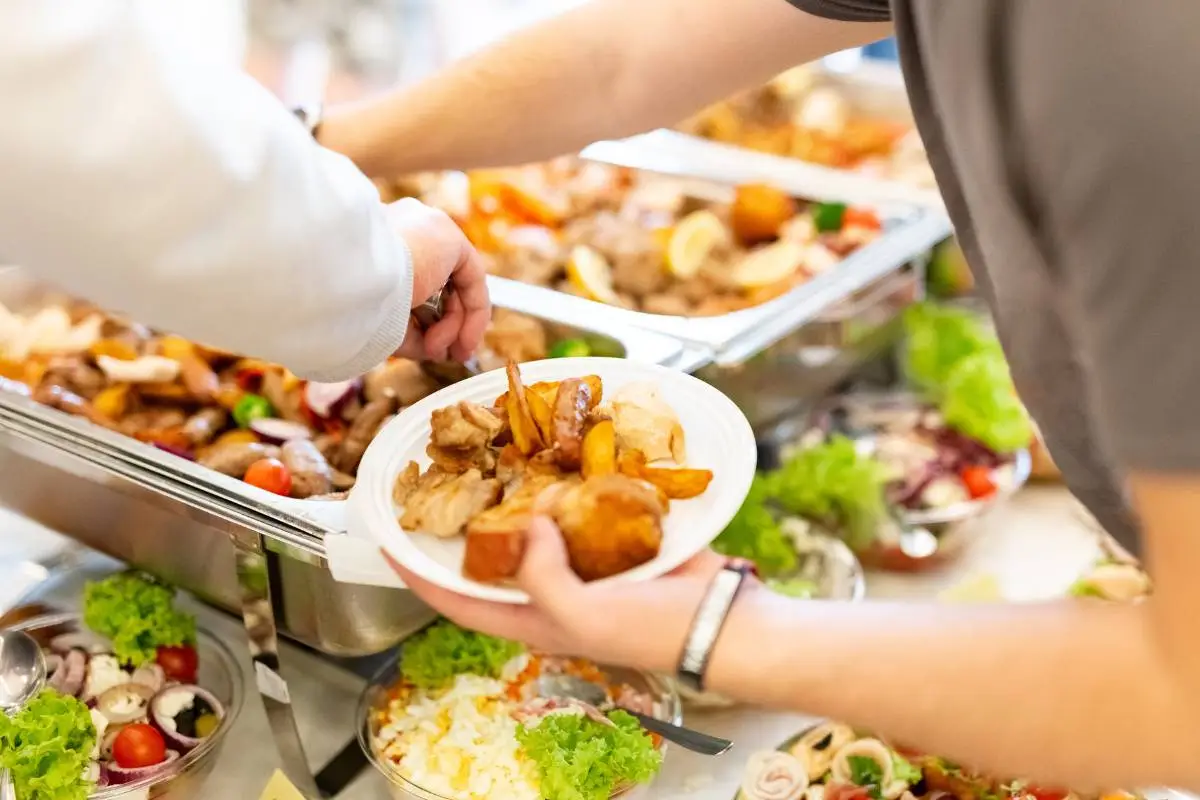 Clientes montando seus pratos em um restaurante self service