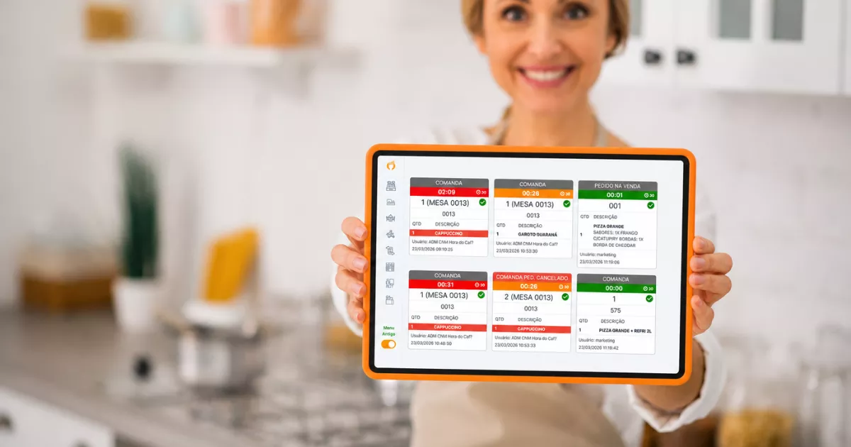 Gestora sorrindo segurando tablet com a interface do ControleNaMão aberta, exibindo comandas ativas com pedidos, mesas e status em tempo real
