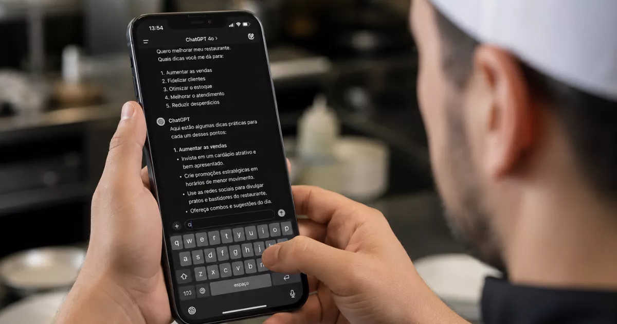 Cozinheiro de touca branca segura o celular mostrando uma conversa no ChatGPT com dicas para aumentar vendas, fidelizar clientes e reduzir desperdício do restaurante.