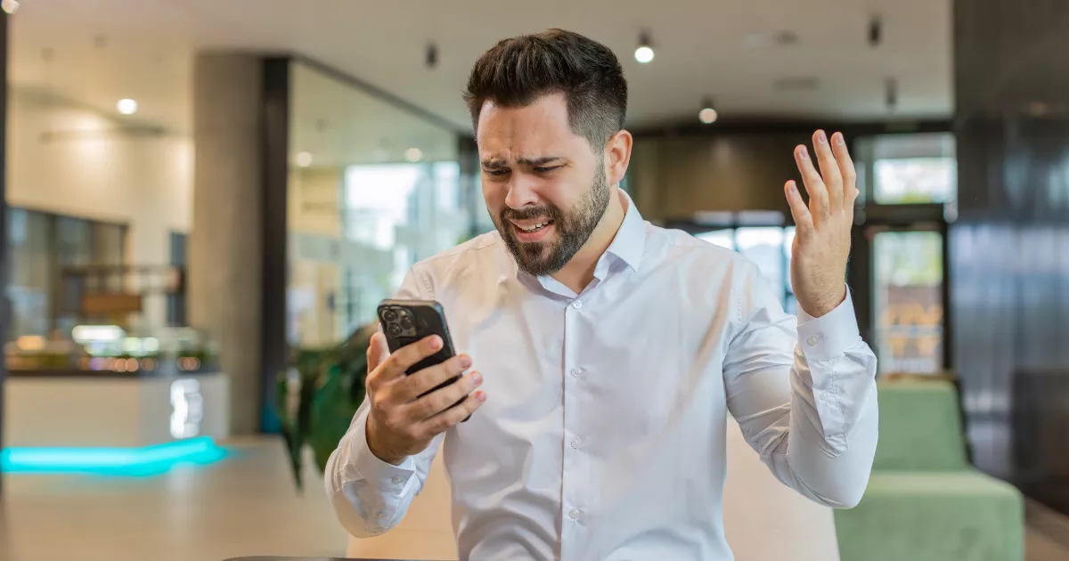 Cozinheiro de touca branca segura o celular mostrando uma conversa no ChatGPT com dicas para aumentar vendas, fidelizar clientes e reduzir desperdício do restaurante.