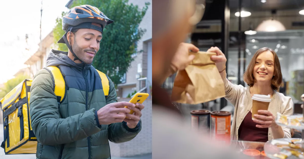 Ciclista entregador com mochila térmica amarela consultando o celular na rua, ao lado de cliente retirando sacola kraft e café no balcão de restaurante