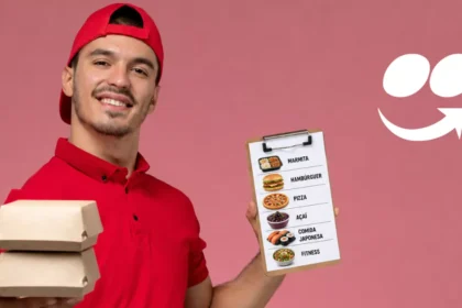 Entregador de uniforme vermelho segurando caixas de delivery empilhadas e prancheta com cardápio ilustrado de marmita, hambúrguer, pizza, açaí, comida japonesa e fitness