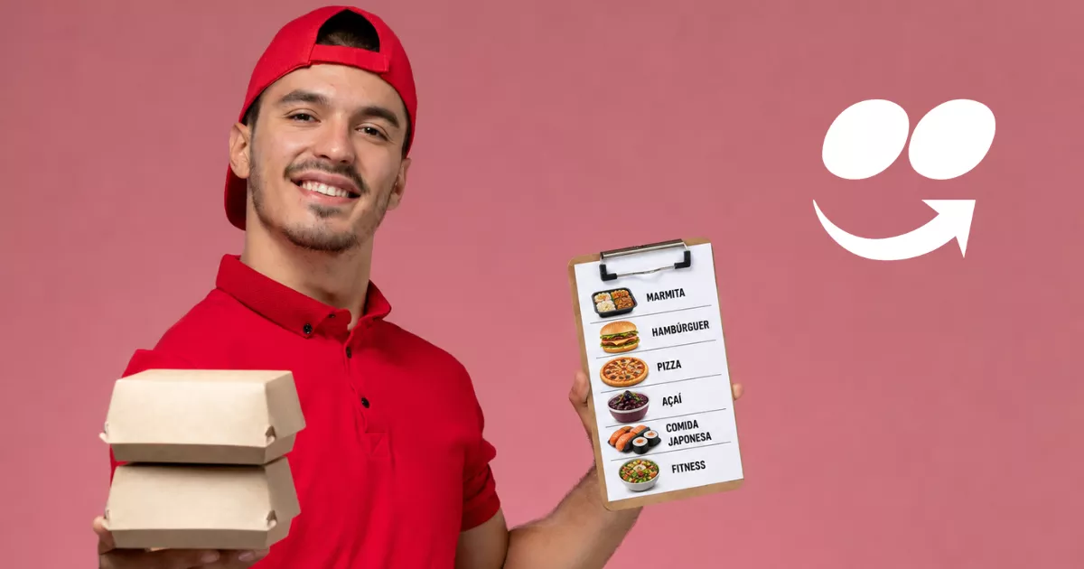 Entregador de uniforme vermelho segurando caixas de delivery empilhadas e prancheta com cardápio ilustrado de marmita, hambúrguer, pizza, açaí, comida japonesa e fitness