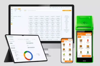 Tela do sistema ControleNaMão aberta em monitor, tablet e maquininha Stone, mostrando o PDV com cardápio de pizzaria, painel Analytics com gráfico de vendas por loja e tela de venda rápida com produtos e botão de pagamento