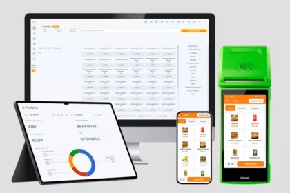 Tela do sistema ControleNaMão aberta em monitor, tablet e maquininha Stone, mostrando o PDV com cardápio de pizzaria, painel Analytics com gráfico de vendas por loja e tela de venda rápida com produtos e botão de pagamento