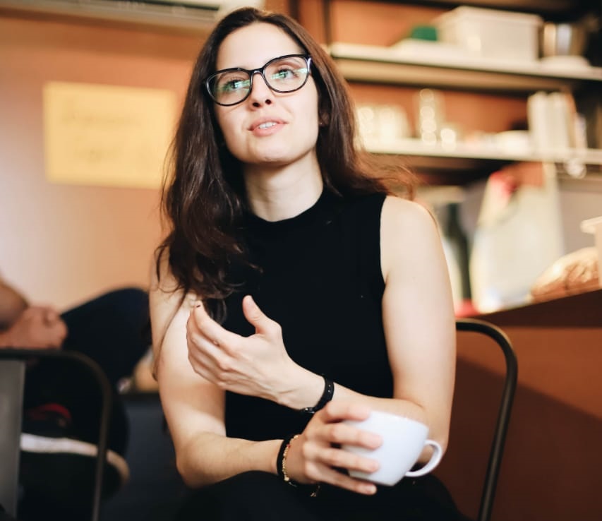 mulher empreendedora dando um depoimento, com uma xícara na mão