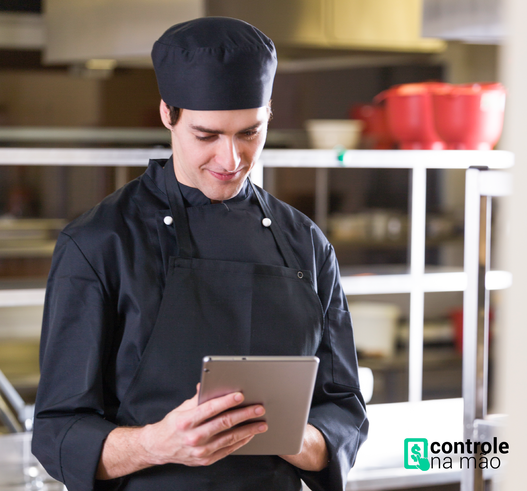 homem chef de cozinha segurando tablet dentro de cozinha industrial