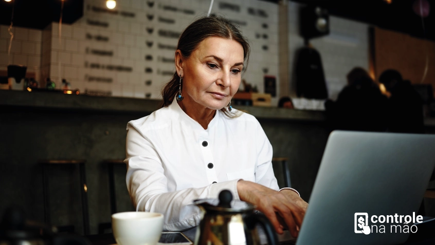 mulher chef de cozinha utilizando computador - Sistema para Restaurantes ControleNaMão