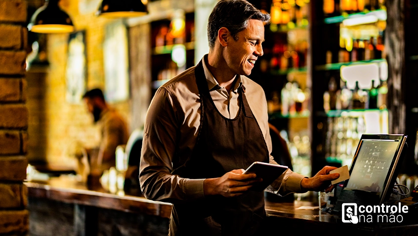 Gerente de restaurante feliz por ter automatizado seu restaurante