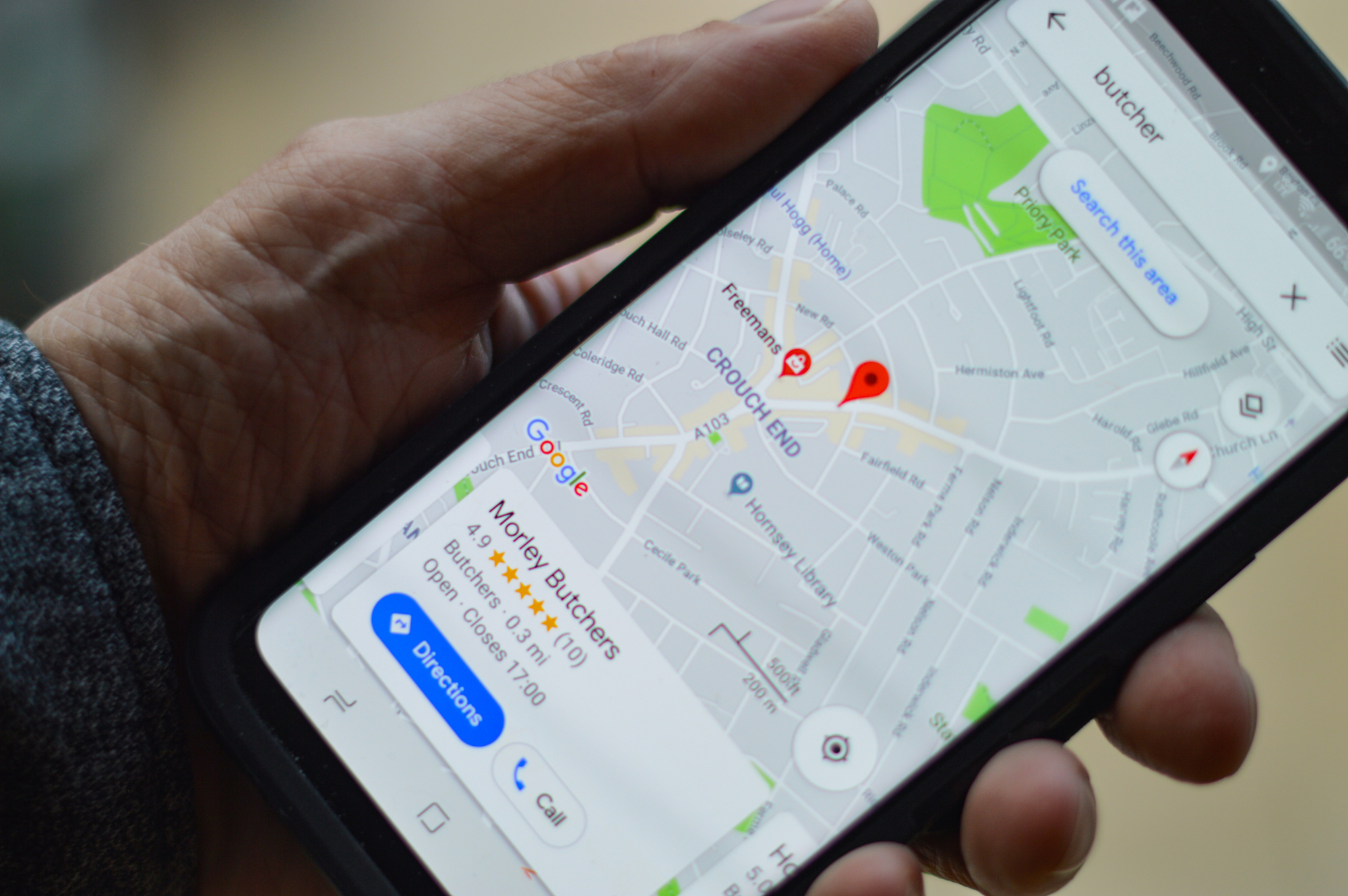 google maps mostrando localização de restaurante em um celular