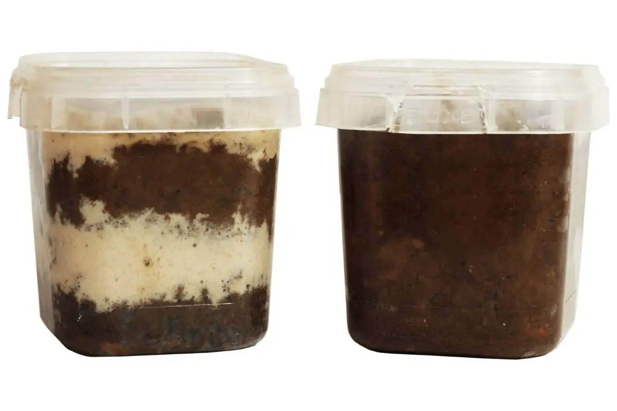  Bolo de pote com camadas de chocolate e creme, embalado em recipiente plástico.