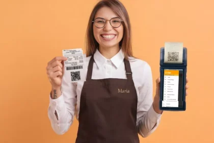 Operadora de avental marrom segurando cupom fiscal NFC-e impresso em uma mão e maquininha com o menu do ControleNaMão na outra, fundo laranja