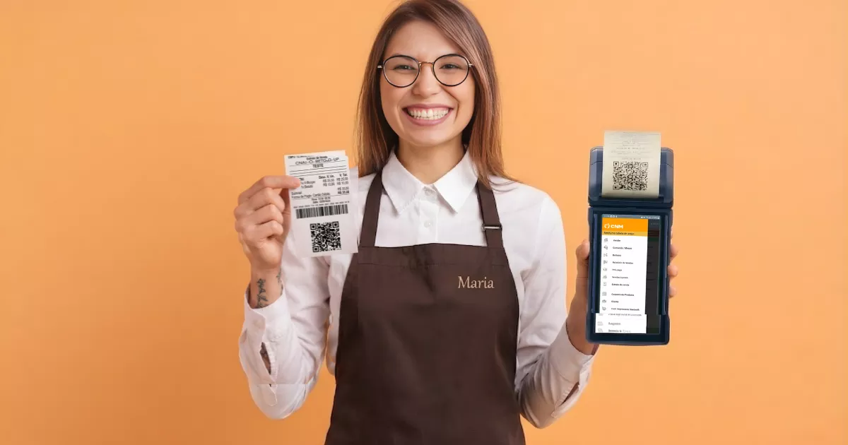 Operadora de avental marrom segurando cupom fiscal NFC-e impresso em uma mão e maquininha com o menu do ControleNaMão na outra, fundo laranja