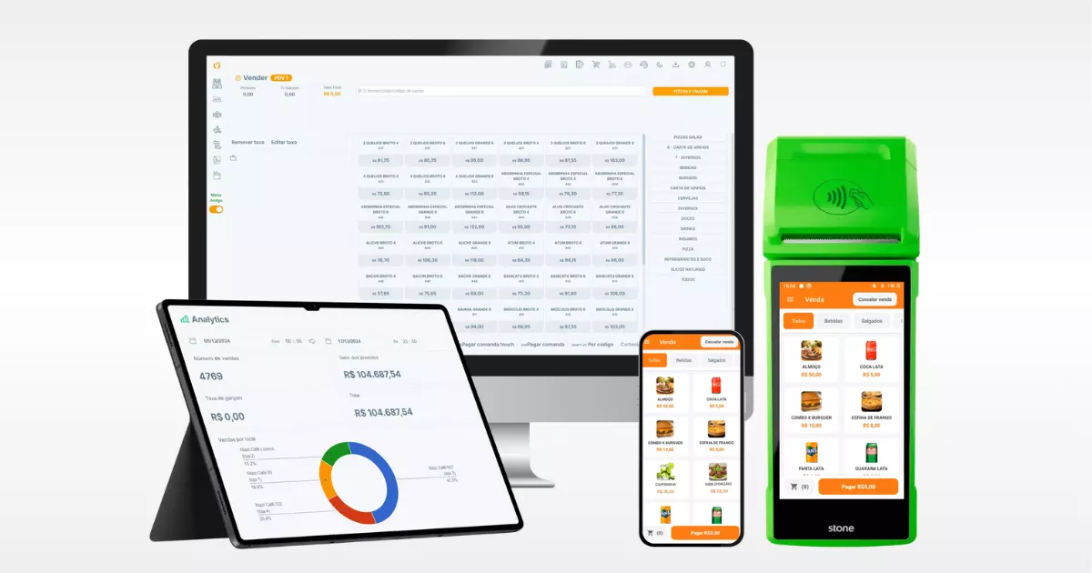 Telas do ControleNaMão abertas em monitor, tablet e duas maquininhas Stone, mostrando o PDV com cardápio, o painel Analytics com gráfico de vendas e a tela de venda rápida