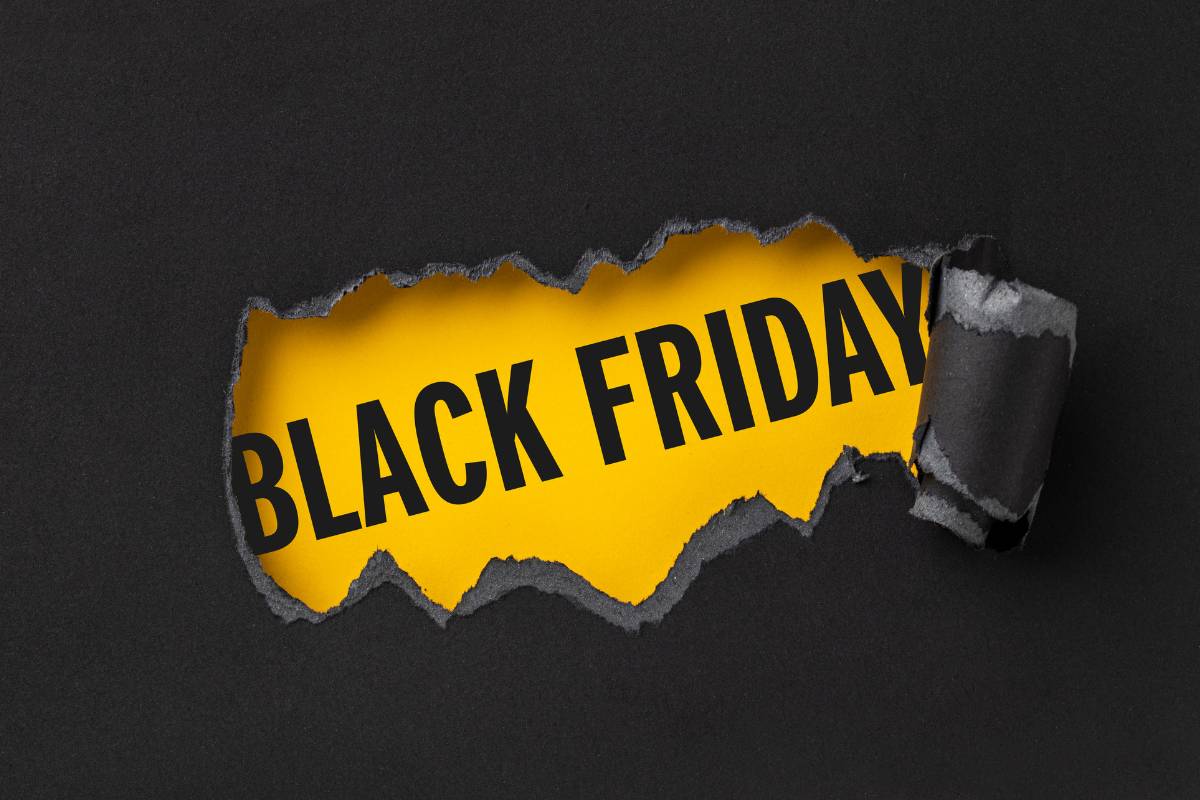 Palavra "Black Friday" escrita em fundo amarelo com efeito de rasgo no papel preto.