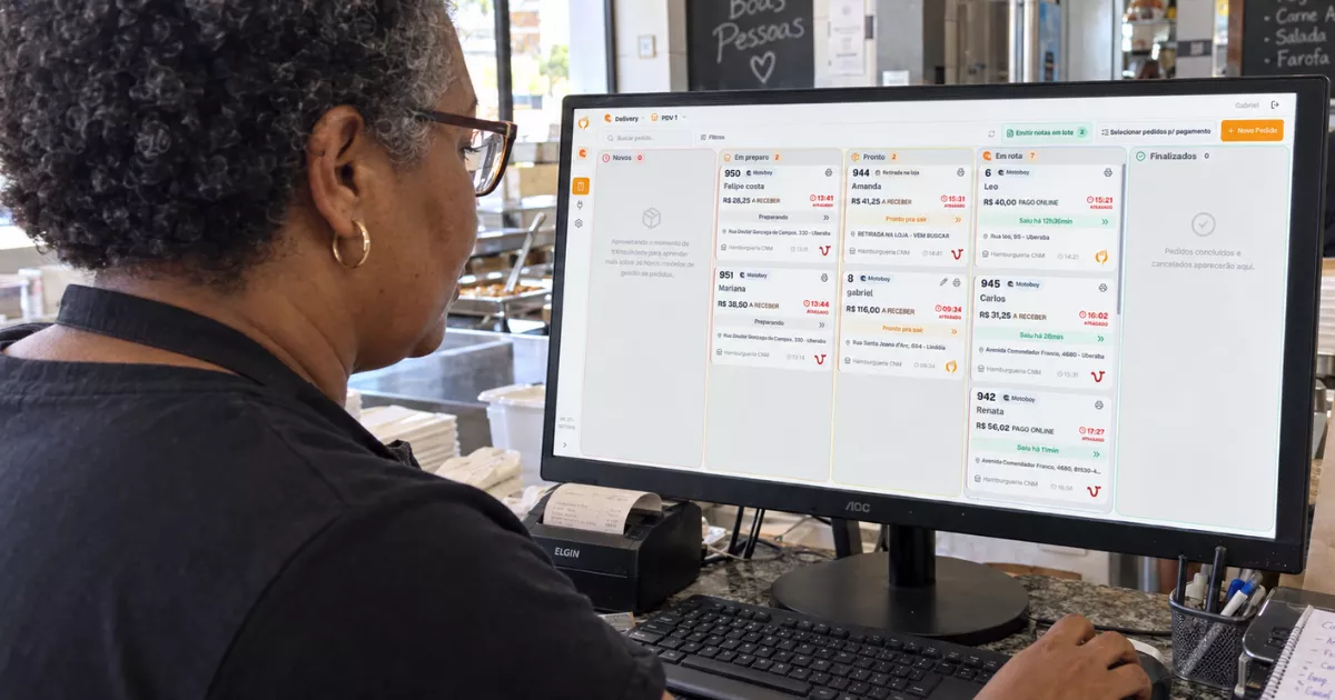 Dona de restaurante acompanha pedidos na Central de Delivery do ControleNaMão pelo monitor.