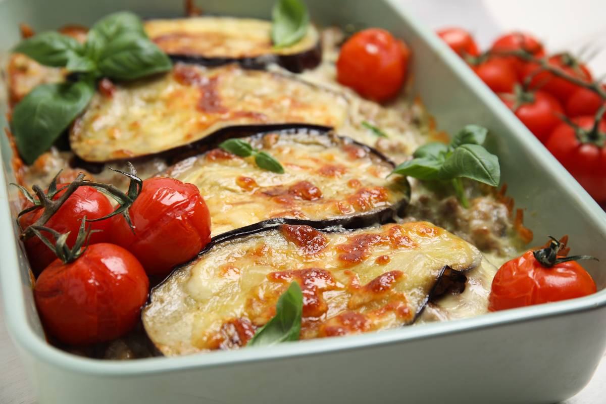 Lasanha de berinjela low carb: Lasanha feita com camadas de berinjela, queijo gratinado e tomate-cereja assado, finalizada com folhas de manjericão.
