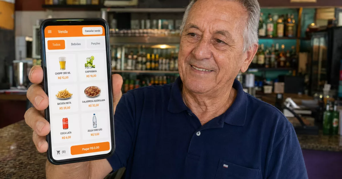 Dono de bar idoso apresenta o ControleNaMão aberto no celular, com produtos, preços e categorias adaptados à operação do estabelecimento.
