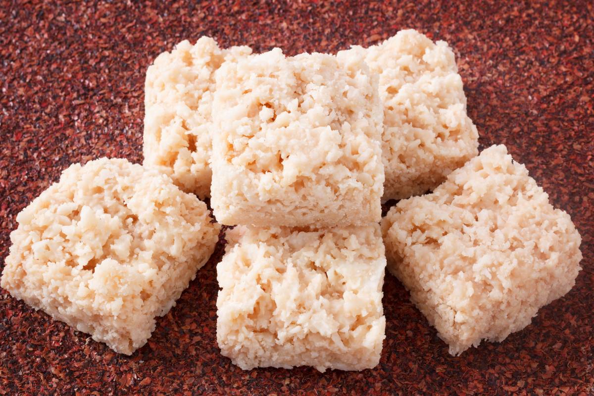 Cocada low carb: Doces de cocada low carb dispostos em cubos, com textura crocante e aparência levemente caramelizada.