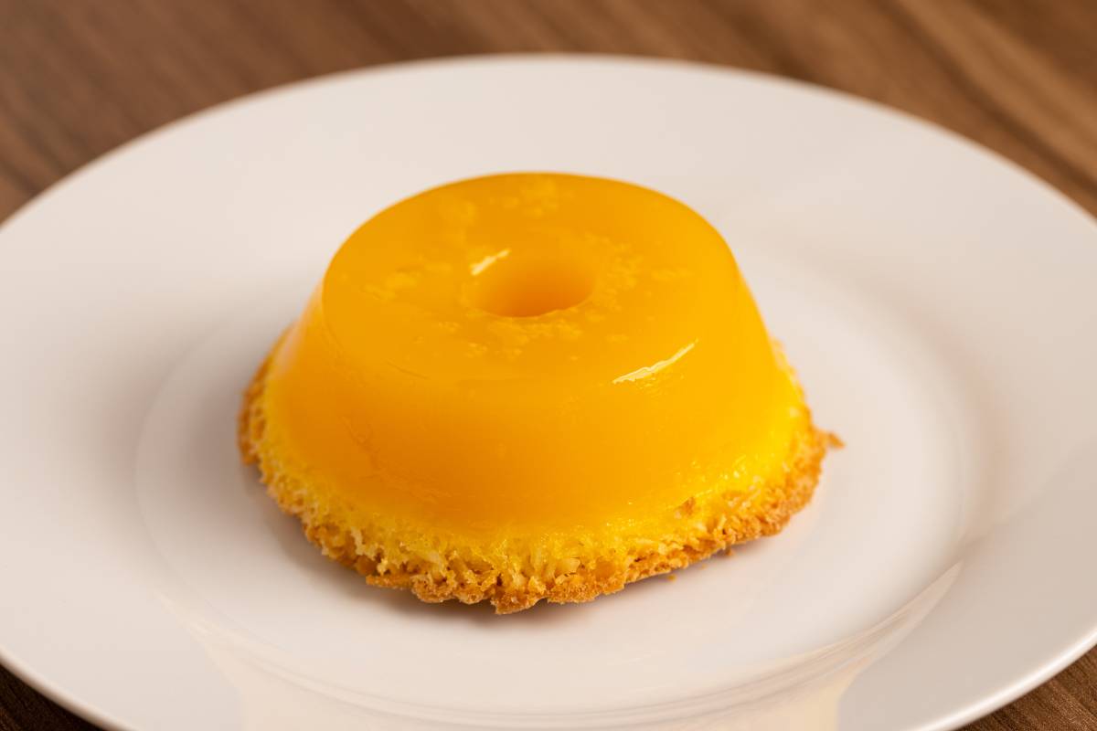 Quindim low carb: Sobremesa de quindim adaptado com adoçantes naturais, com textura cremosa e coloração dourada vibrante.