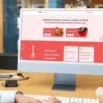 Pessoa utilizando um computador para acessar a página de cadastro de lojas no site do iFood, que exibe opções para restaurantes e multicategorias, destacando vantagens como gestão simples e presença em mais de 1.200 cidades, reforçando o processo de como criar uma loja no iFood.