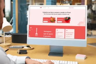 Pessoa utilizando um computador para acessar a página de cadastro de lojas no site do iFood, que exibe opções para restaurantes e multicategorias, destacando vantagens como gestão simples e presença em mais de 1.200 cidades, reforçando o processo de como criar uma loja no iFood.