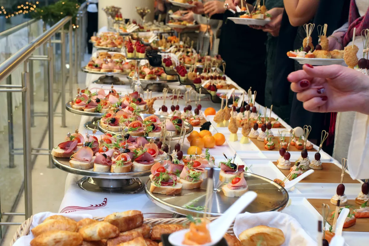 Mesa farta com variedade de finger foods coloridas e sofisticadas, ideal para montagem de buffet em eventos formais e informais.


