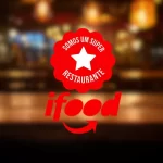 Selo "Super Restaurante iFood" em um fundo de restaurante
