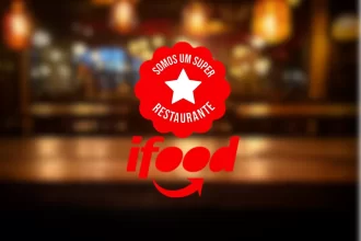 Selo "Super Restaurante iFood" em um fundo de restaurante