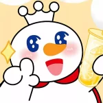 Mascote Snow King da rede Mixue segurando um copo de bebida com rodelas de limão, sorridente, com olhos brilhantes e uma coroa na cabeça, representando o estilo visual carismático e divertido da marca de fast food chinesa que chegou ao Brasil.