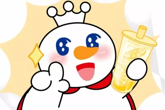 Mascote Snow King da rede Mixue segurando um copo de bebida com rodelas de limão, sorridente, com olhos brilhantes e uma coroa na cabeça, representando o estilo visual carismático e divertido da marca de fast food chinesa que chegou ao Brasil.