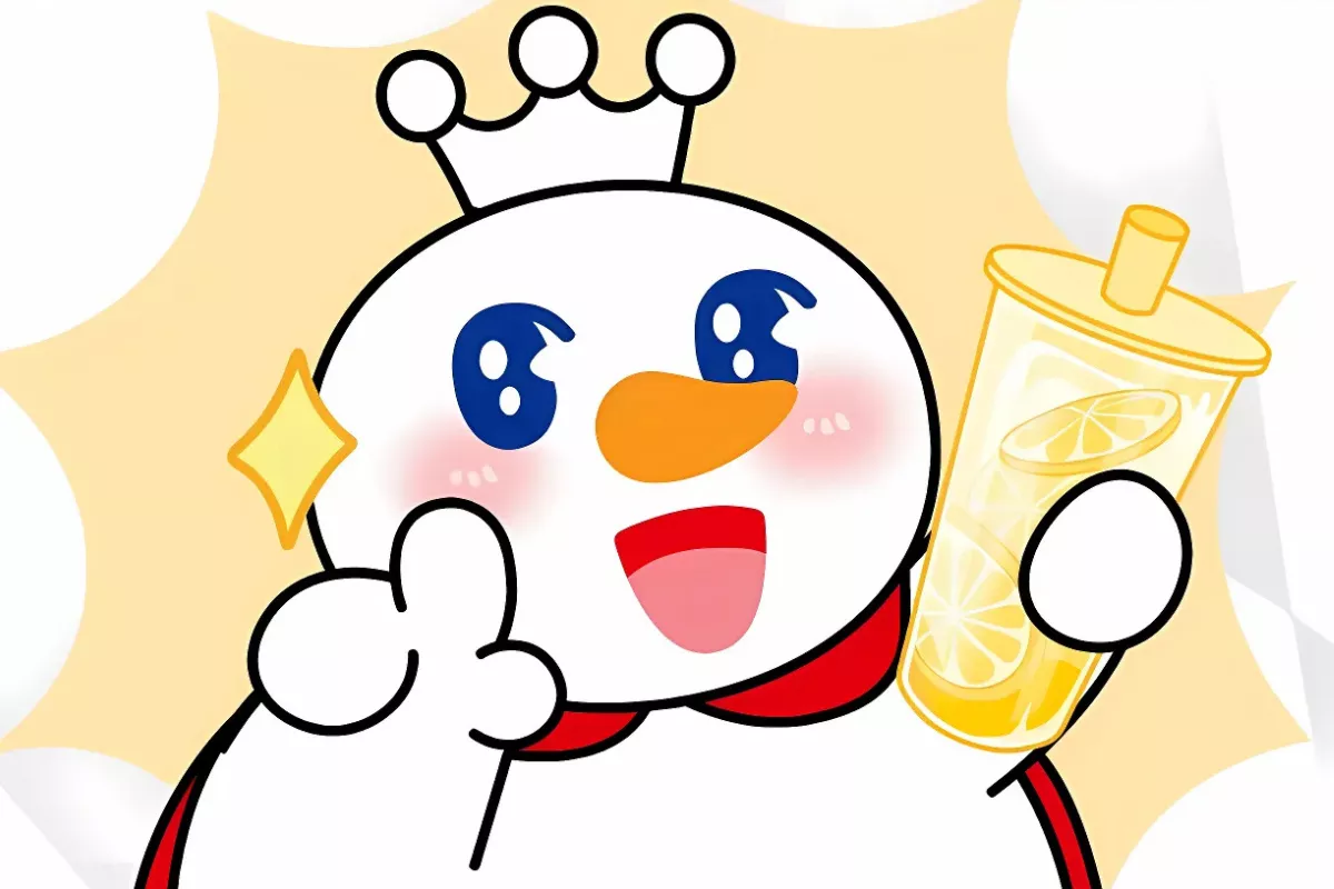 Mascote Snow King da rede Mixue segurando um copo de bebida com rodelas de limão, sorridente, com olhos brilhantes e uma coroa na cabeça, representando o estilo visual carismático e divertido da marca de fast food chinesa que chegou ao Brasil.