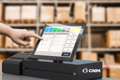 Pessoa utilizando sistema PDV em tela touch integrada ao caixa de um restaurante, com interface moderna e logo do CNM visível, representando automação no ponto de venda.