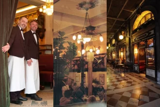 Colagem de três cenas do interior e exterior de cafeterias históricas europeias. À esquerda, dois garçons sorridentes com uniformes clássicos em frente a uma cortina de veludo, evocando o atendimento formal e acolhedor do Caffè Florian. Ao centro, um salão interno com lustres antigos e clientes em mesas redondas, refletindo a atmosfera sofisticada e cultural do Café Majestic. À direita, vista noturna da entrada ornamentada do Caffè Florian, com chão de mármore quadriculado e luzes âmbar refletindo nas vitrines históricas.