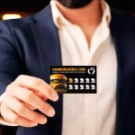 Homem segurando um cartão fidelidade de hamburgueria com layout moderno e promessas de recompensa após 10 visitas, representando programa de fidelidade simples e visual para atrair clientes e incentivar a recompra.