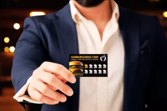 Homem segurando um cartão fidelidade de hamburgueria com layout moderno e promessas de recompensa após 10 visitas, representando programa de fidelidade simples e visual para atrair clientes e incentivar a recompra.