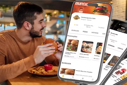 Homem sorridente em restaurante segurando hambúrguer com batatas fritas no prato, enquanto na frente aparecem celulares exibindo o cardápio digital de uma hamburgueria no sistema CNM, com promoções e opções de pedido online.