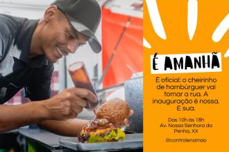 Hamburgueiro sorridente finaliza um hambúrguer artesanal com molho, em ambiente de cozinha urbana. Ao lado, em fundo laranja vibrante, o texto “É amanhã” anuncia a inauguração do restaurante, com frase descontraída sobre o aroma de hambúrguer nas ruas e informações de horário, local e perfil do Instagram @controlenamao. Visual jovem, convidativo e pensado para gerar expectativa no público.
