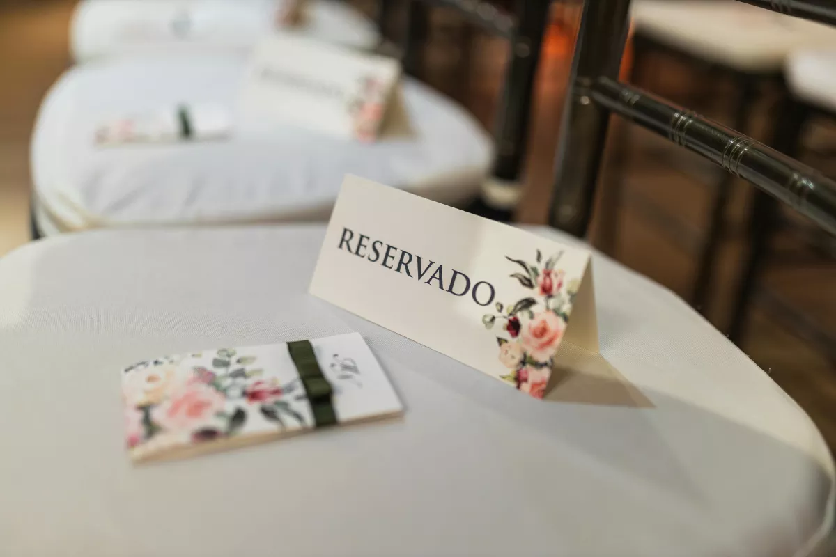 Cartão de mesa com a palavra “Reservado” em restaurante, representando organização e planejamento no atendimento ao cliente.


